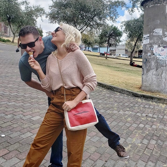 Meet your Posher, Amanda - Picture 4 of 5